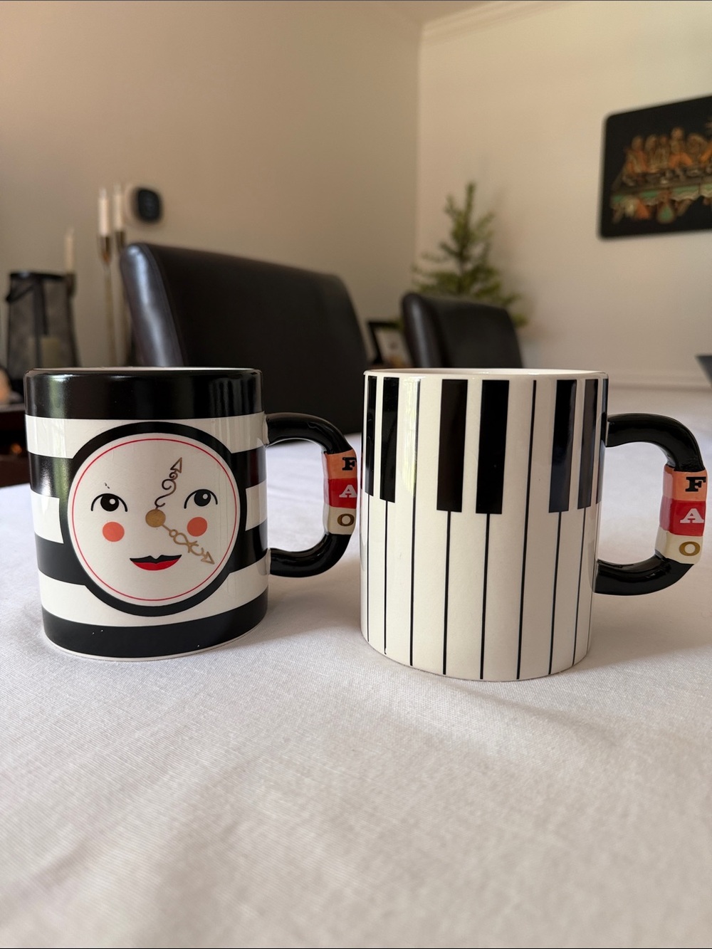 FAO SCHWARZ NYC COLLECTIBLE MUGS – MATCHING SET OF 2 🎹⏰